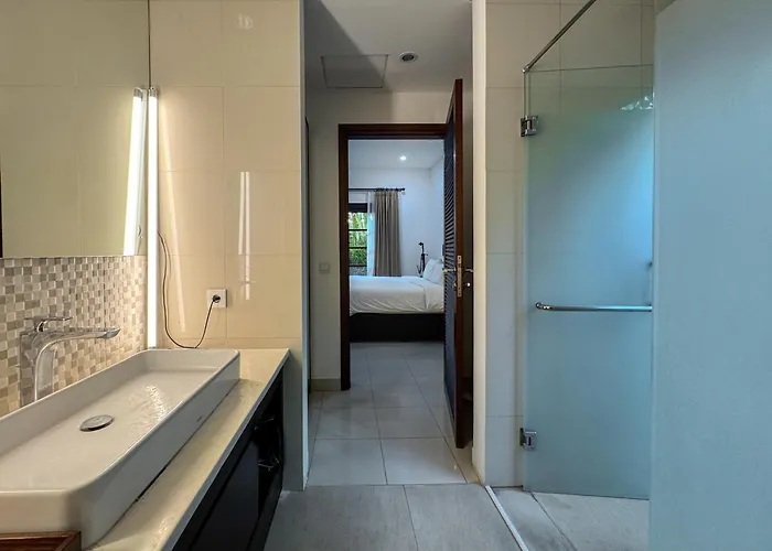 Luxury 4-bedroom Pool In - 7 Mins To *