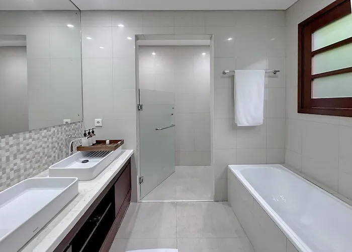 别墅 Luxury 4-bedroom Pool In - 7 Mins To