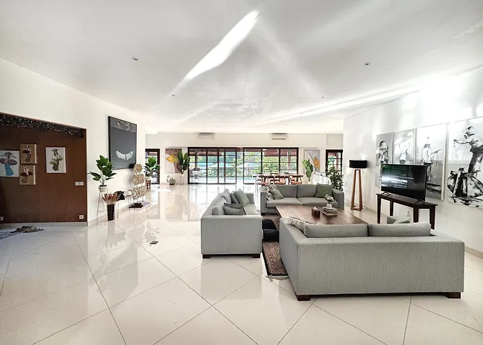 Luxury 4-bedroom Pool In - 7 Mins To